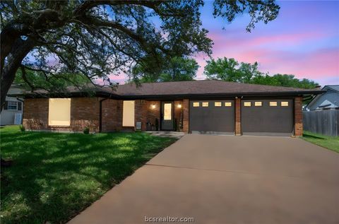 Photo of 2305 Hillside Drive, Bryan, TX 77802 (MLS # 26004201)