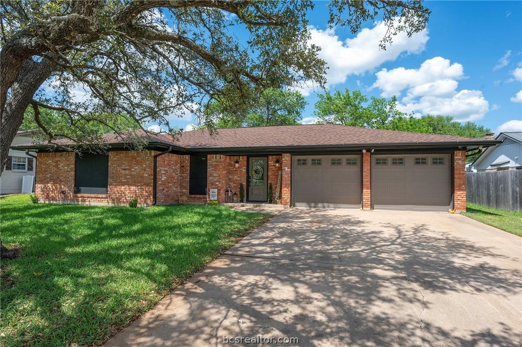 Photo of 2305 Hillside Drive, Bryan, TX 77802 (MLS # 26004201)