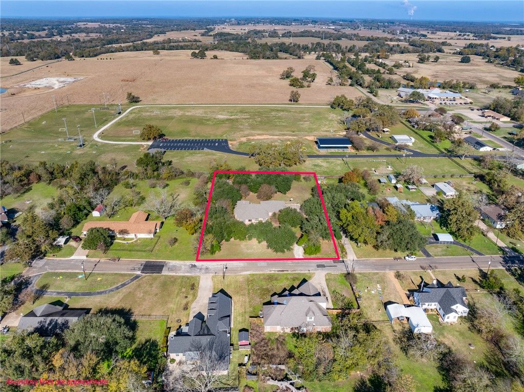 Photo of 417 W Morgan Street, Franklin, TX 77856 (MLS # 25012796)