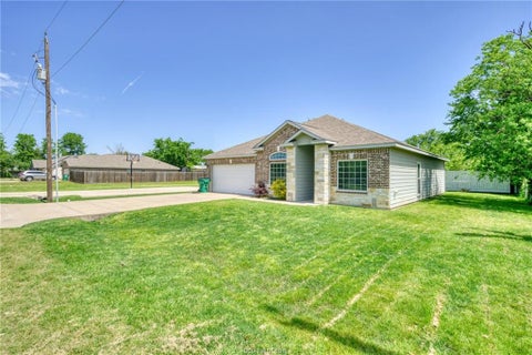 Tiny photo for 1104 Jennifer Street, Madisonville, TX 77864 (MLS # 26009346)