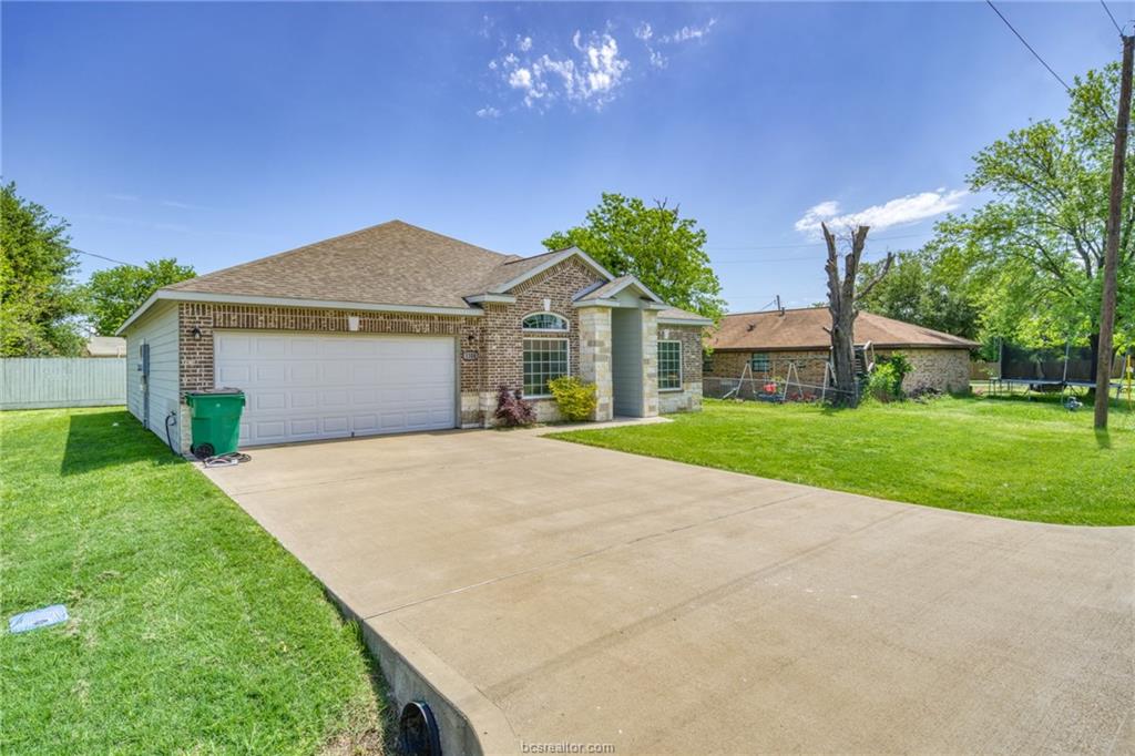 Photo of 1104 Jennifer Street, Madisonville, TX 77864 (MLS # 26009346)