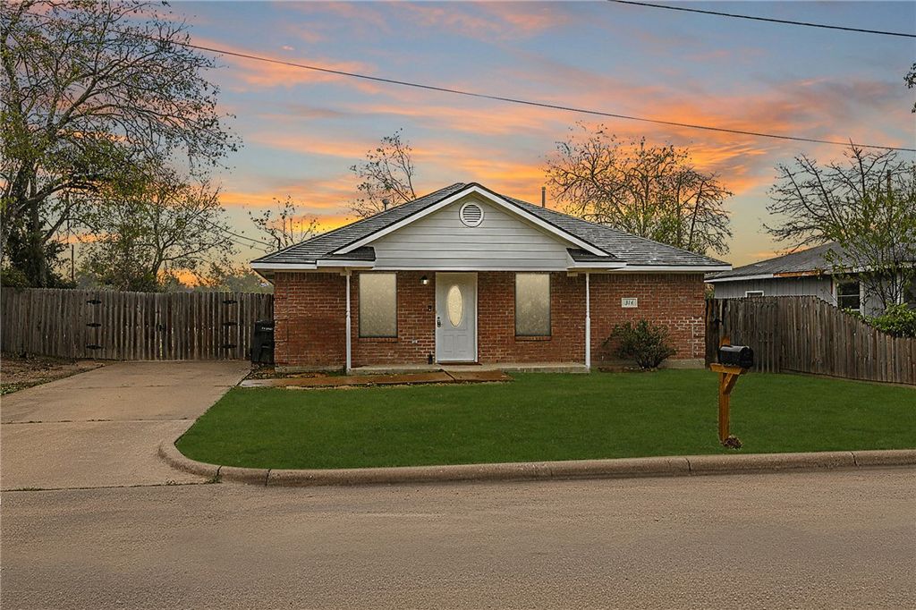 Photo of 314 Moss Street, Bryan, TX 77803 (MLS # 25011730)