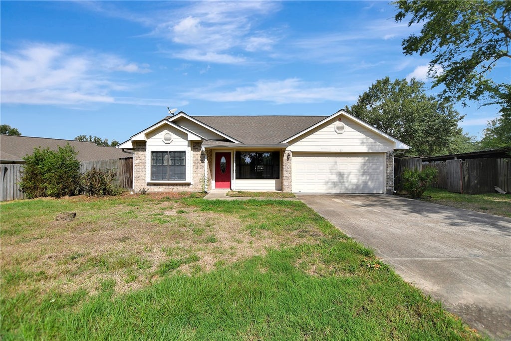 Photo of 105 Ash Street, Madisonville, TX 77864 (MLS # 26012434)
