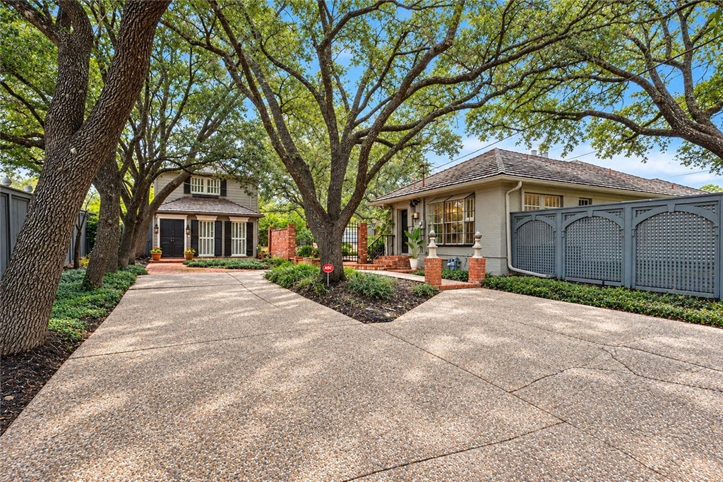 Photo of 612 S Hutchins Street, Bryan, TX 77803 (MLS # 26011851)