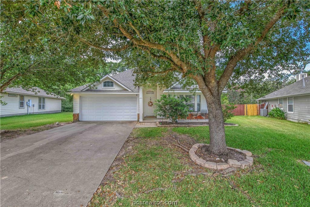 Photo of 1721 Summerwood Loop, Bryan, TX 77807 (MLS # 26009924)