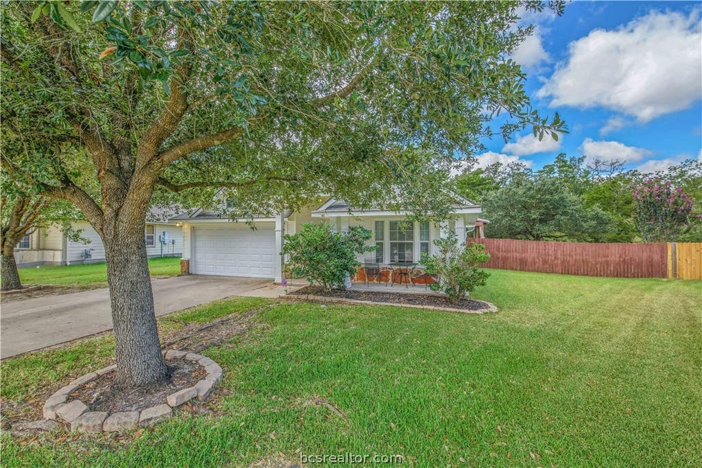 Photo of 1721 Summerwood Loop, Bryan, TX 77807 (MLS # 26009924)