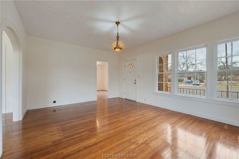 Tiny photo for 409 N Hutchins St, Bryan, TX 77803 (MLS # 26001694)