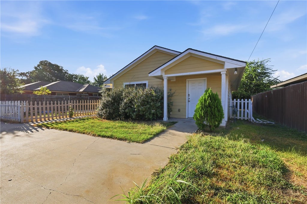 Photo of 1511 W 28th St ST, Bryan, TX 77803 (MLS # 26010649)