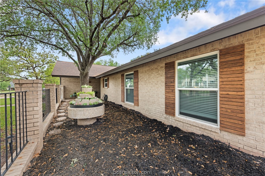 2512 Towering Oaks Drive