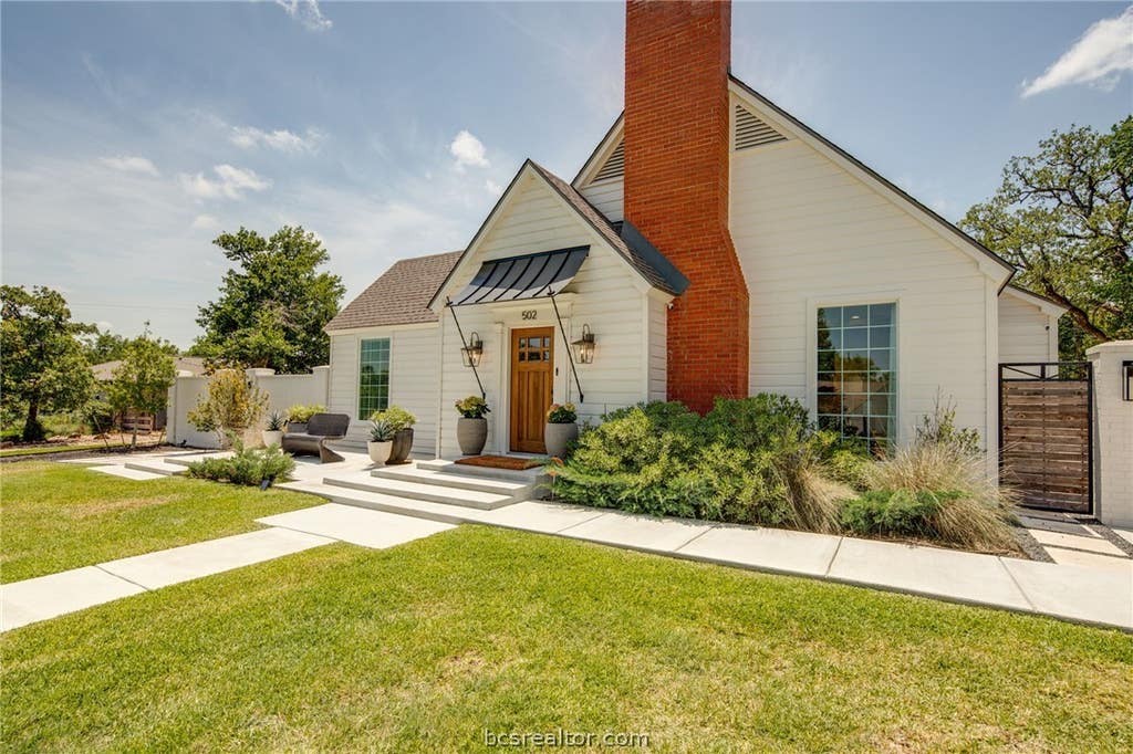 Photo of 502 Brookside Drive E, Bryan, TX 77801 (MLS # 26006101)