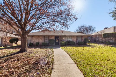 Photo of 814 Madrid Drive, Other, TX 75116 (MLS # 26000132)