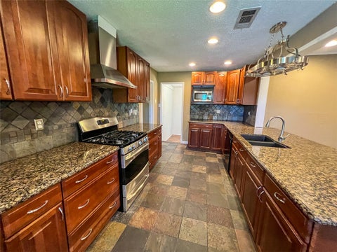 Tiny photo for 516 Roundabout Road RD, Huntsville, TX 77320 (MLS # 26009317)