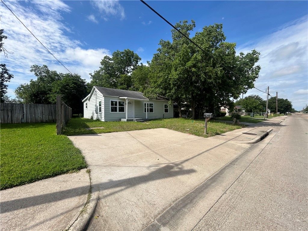 Photo of 915 W 28th Street, Bryan, TX 77803 (MLS # 26006530)