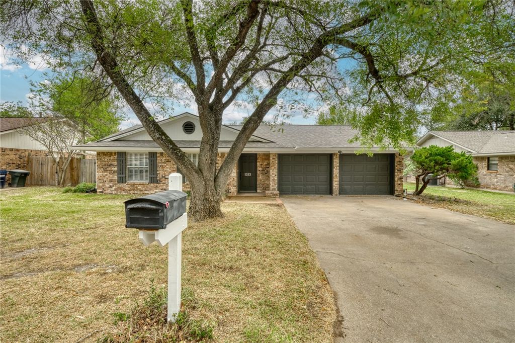 Photo of 1212 S Ridgefield Circle, College Station, TX 77840 (MLS # 26000183)