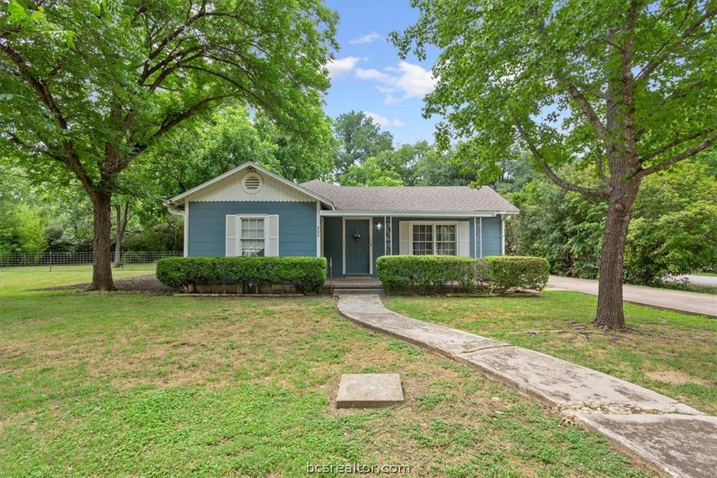 Photo of 802 Ave A, Other, TX 76689 (MLS # 26006269)