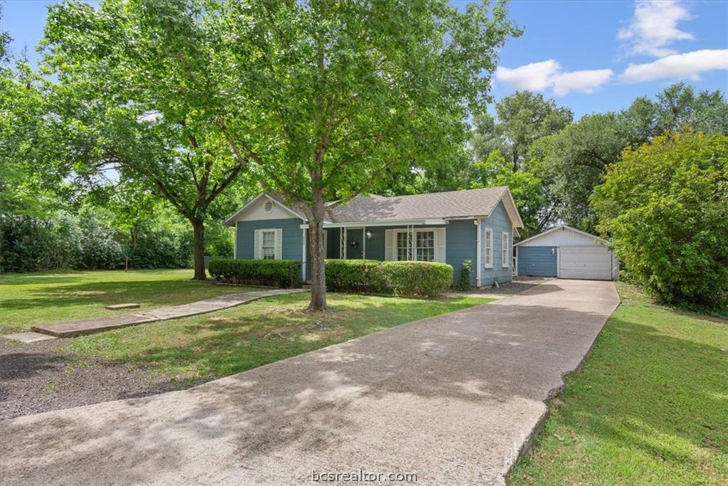 Photo of 802 Ave A, Other, TX 76689 (MLS # 26006269)