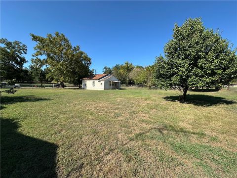Tiny photo for 410 E 7th Street, Hearne, TX 77859 (MLS # 25009805)