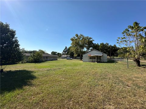 Tiny photo for 410 E 7th Street, Hearne, TX 77859 (MLS # 25009805)