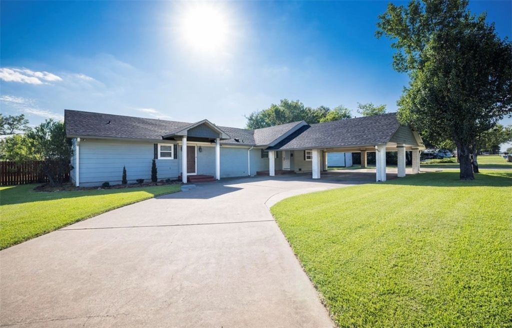 Photo of 116 North Hearne St ST, Franklin, TX 77856 (MLS # 26009097)