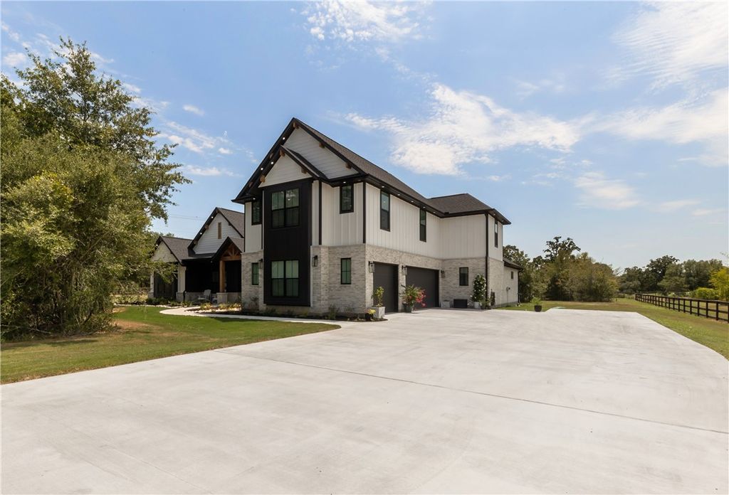 Photo of 5201 Vintage Oaks Court, College Station, TX 77845 (MLS # 26000634)