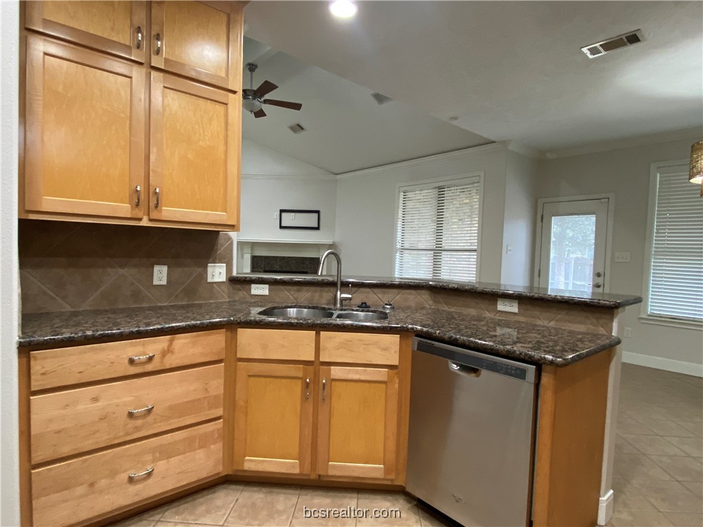 College Station, Texas 77845, United States, 4 Bedrooms Bedrooms, ,2 BathroomsBathrooms,Residential,Pending,48224