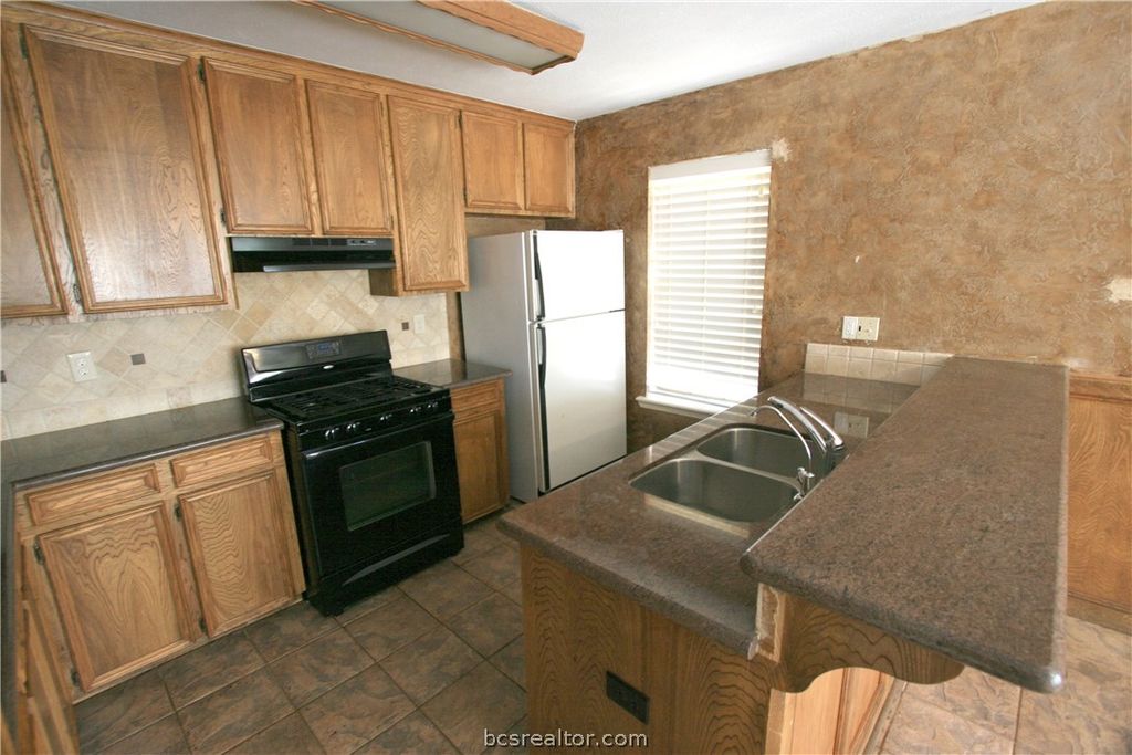 Photo of 1008 Crestwood Drive, Bryan, TX 77801 (MLS # 26005156)