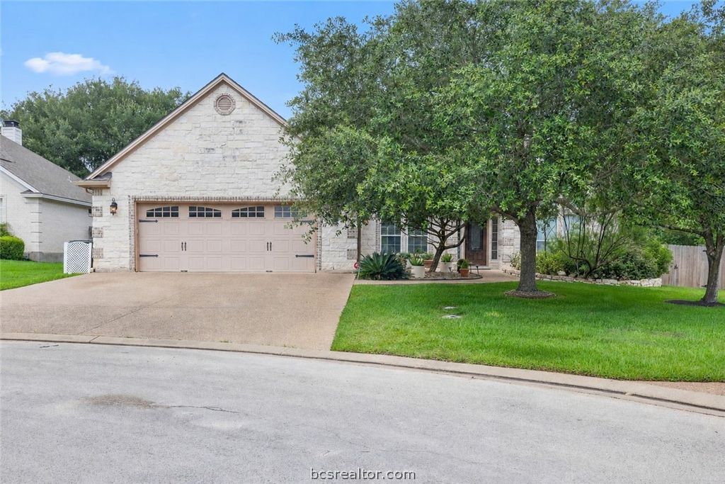 Photo of 5202 Bloomsbury Way, Bryan, TX 77802 (MLS # 26006658)