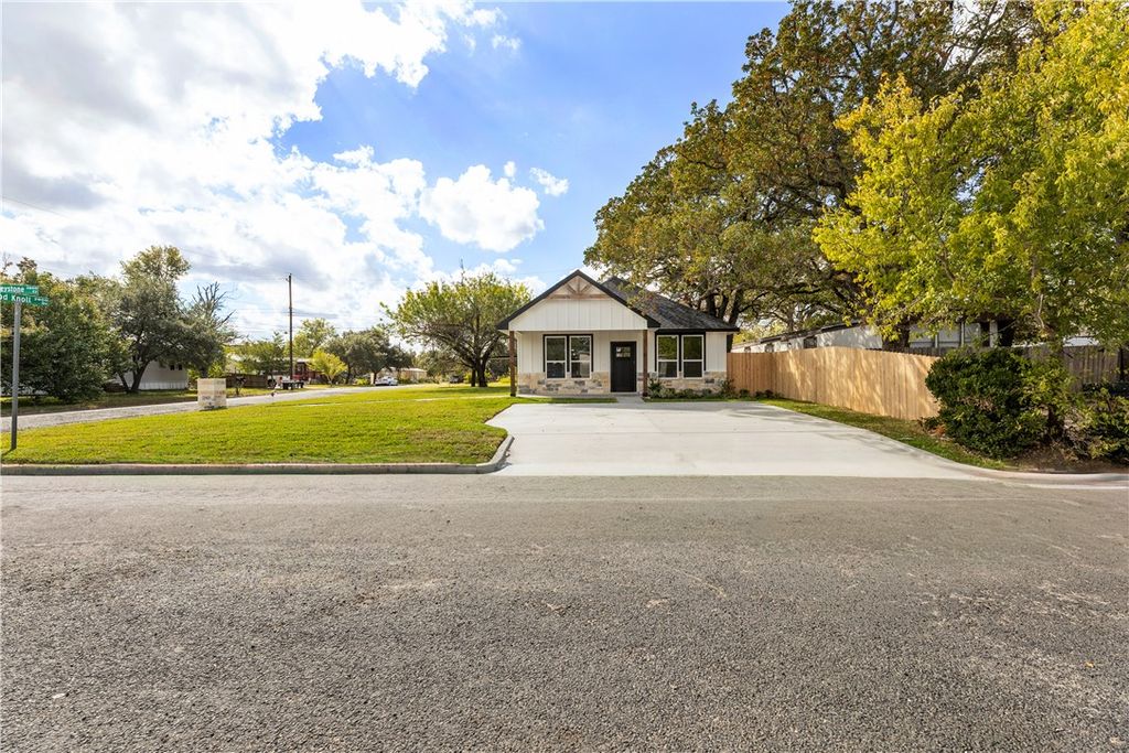 Photo of 2903 Woodknoll Drive, Bryan, TX 77803 (MLS # 25012047)