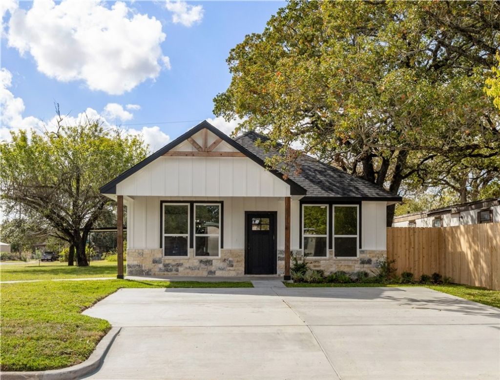 Photo of 2903 Woodknoll Drive, Bryan, TX 77803 (MLS # 25012047)