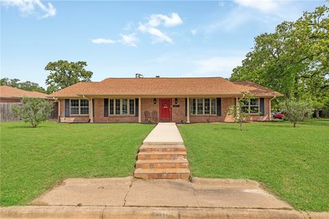 Photo of 2405 Burton Drive, Bryan, TX 77802 (MLS # 26004789)
