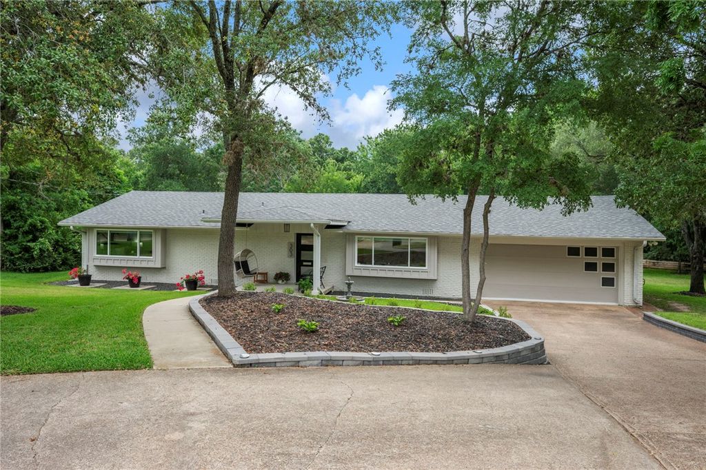 Photo of 303 Brookside Drive E, Bryan, TX 77801 (MLS # 26005621)