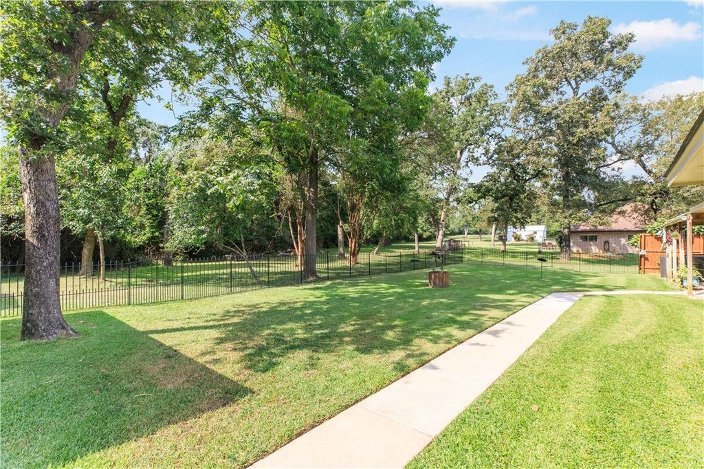 Photo of 125 Golfview Drive, Hilltop Lakes, TX 77871 (MLS # 26000915)