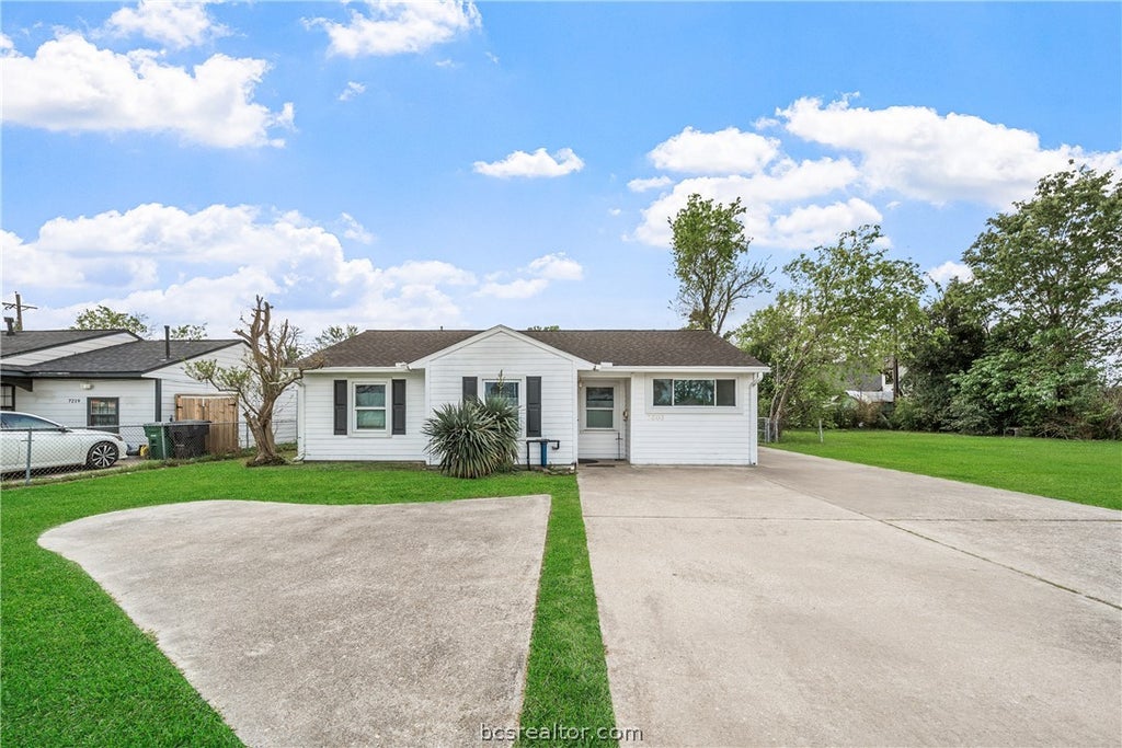 Photo of 7303 Long Point Road, Houston, TX 77055 (MLS # 26011679)