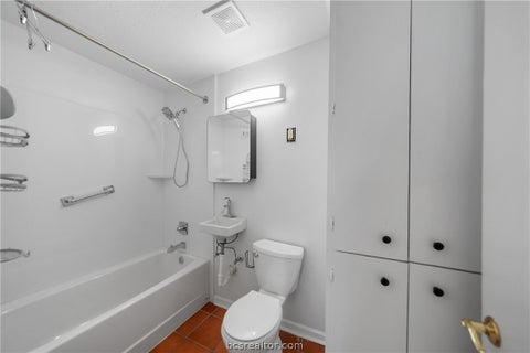 Tiny photo for 7303 Long Point Road, Houston, TX 77055 (MLS # 26011679)