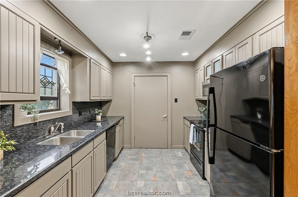 Photo of 2826 Forestwood Drive, Bryan, TX 77801 (MLS # 26005558)