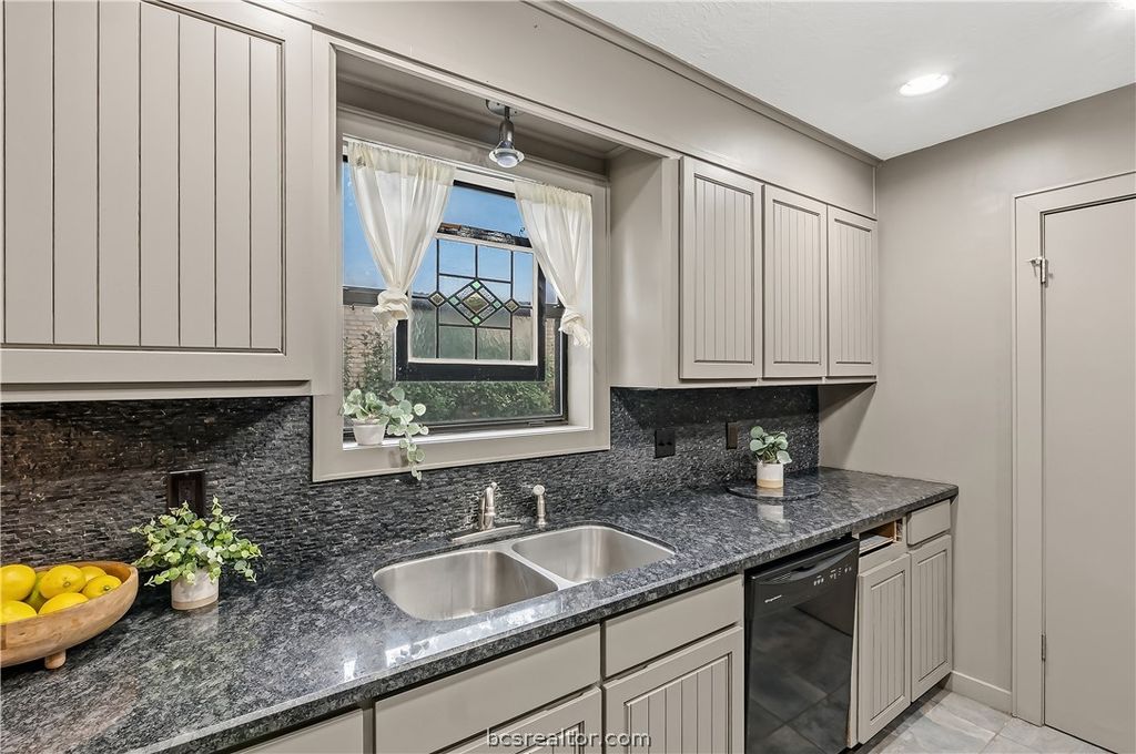 Photo of 2826 Forestwood Drive, Bryan, TX 77801 (MLS # 26005558)