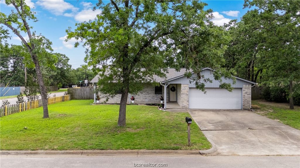 Photo of 2826 Forestwood Drive, Bryan, TX 77801 (MLS # 26005558)