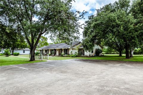 Photo of 1304 E Main Street, Madisonville, TX 77864 (MLS # 26006877)