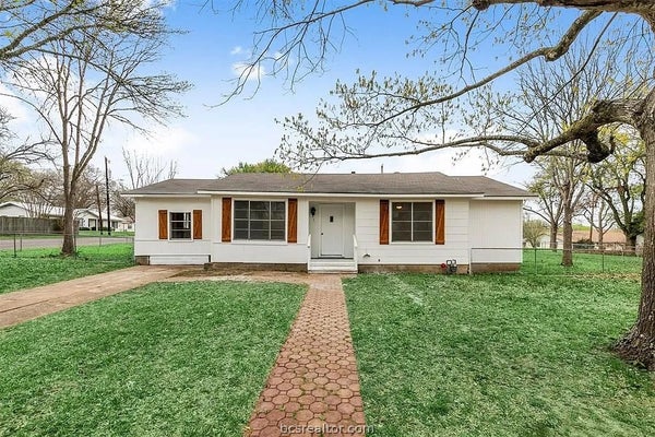 1114 L J ST, BRENHAM, TX 77833 - Image b2b403bdc64f9bf347cfb9285ef18bc1/1247844944