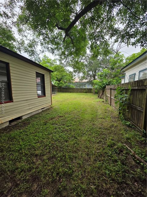Tiny photo for 206 Gibbs Street, Navasota, TX 77868 (MLS # 26006273)