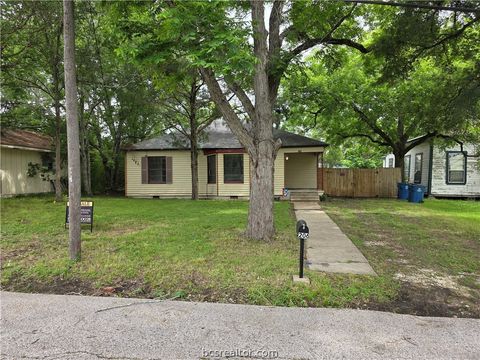Photo of 206 Gibbs Street, Navasota, TX 77868 (MLS # 26006273)