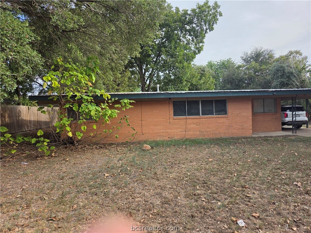 Photo of 404 E Brown Street, Hearne, TX 77859 (MLS # 26011748)