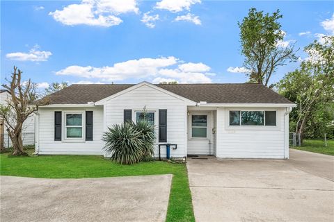 Tiny photo for 7303 Long Point Road, Houston, TX 77055 (MLS # 26004121)