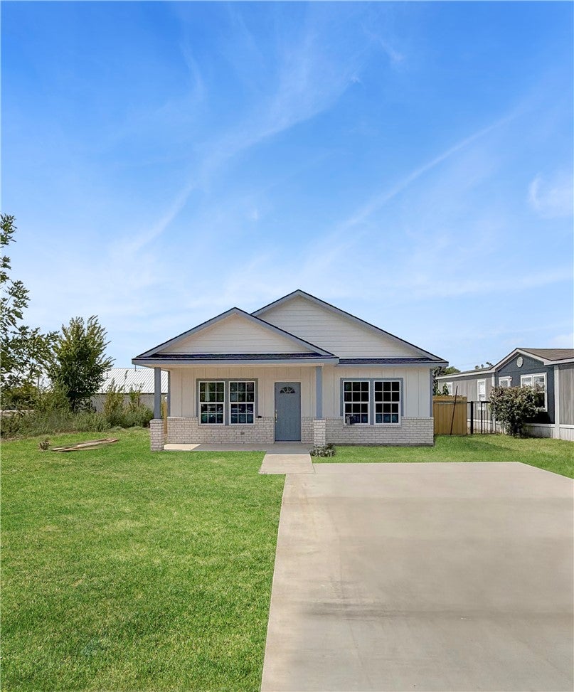 Photo of 405 Martin Luther King Jr Street, Franklin, TX 77856 (MLS # 26012138)