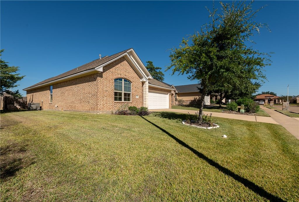 Photo of 2109 Ella Lane, Bryan, TX 77802 (MLS # 25012397)