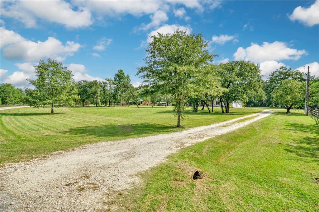 Photo of 26 Woodland Hills Dr Drive, Huntsville, TX 77320 (MLS # 26010661)