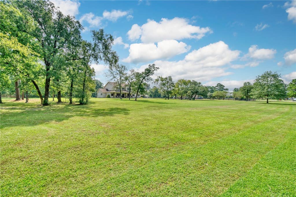 Photo of 26 Woodland Hills Dr Drive, Huntsville, TX 77320 (MLS # 26010661)