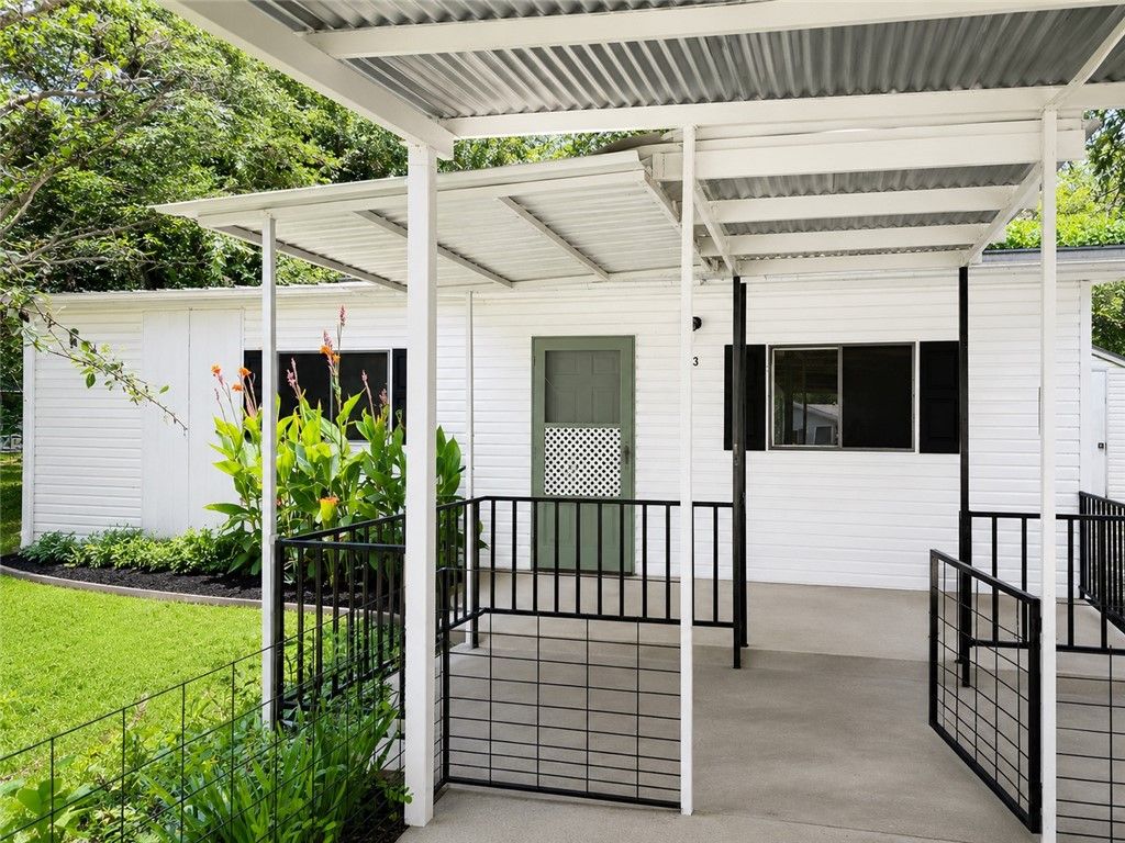 Photo of 413 Moorehead St, Franklin, TX 77856 (MLS # 26006844)
