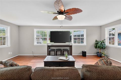 Tiny photo for 913 Park Lane, Bryan, TX 77802 (MLS # 26003887)