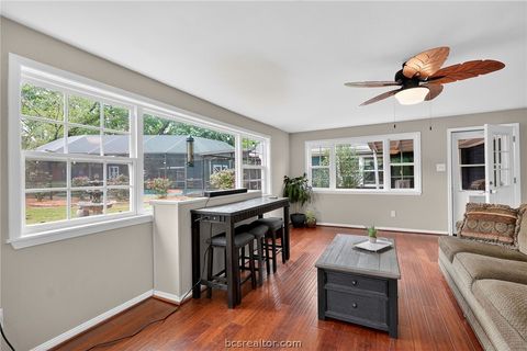 Tiny photo for 913 Park Lane, Bryan, TX 77802 (MLS # 26003887)